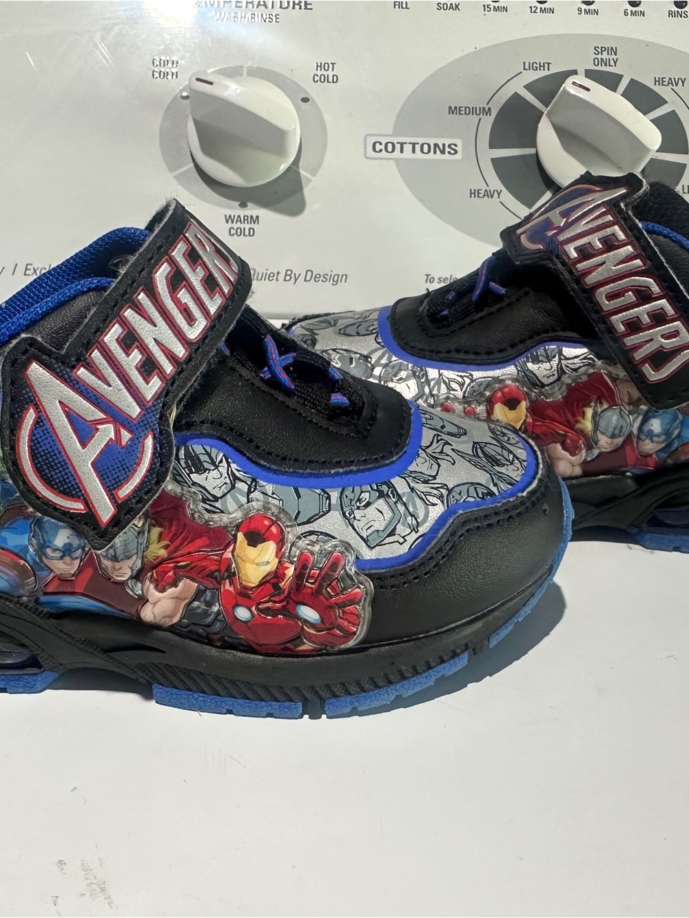 Marvel Avengers Light Up Sneakers Athletic Shoe, Toddler Size 9 toddler